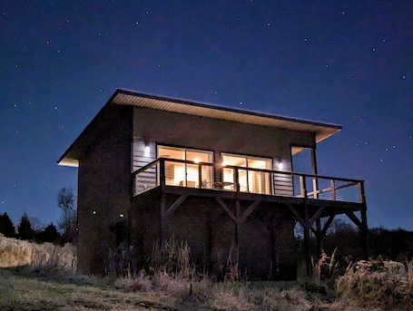 Exterior. Sunsets over the mountains! Deer grazing daily! A truly pastoral setting!
