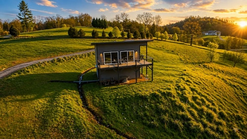 Sunsets over the mountains! Deer grazing daily! A truly pastoral setting!
