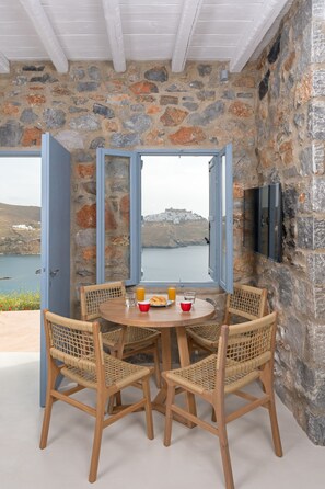 Studio Suite | Living area | 42-inch flat-screen TV with digital channels - Nisides Suites (Astypalaia)
