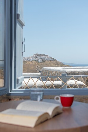 Ropa de cama de alta calidad y caja de seguridad en la habitación 