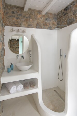 Studio Suite | Bathroom | Shower, rainfall showerhead, hair dryer, slippers