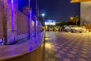 المنطقة المحيطة بالمنشأة