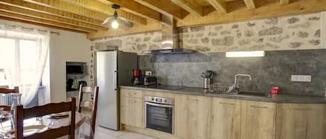 Réfrigérateur, four à micro-ondes, lave-vaisselle, congélateur