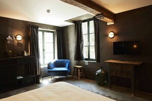 Habitación Deluxe | Ropa de cama de alta calidad, muebles diferentes y insonorización 