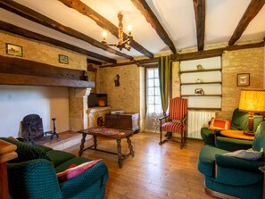 TV, fireplace, ping pong - Spacious house in Montignac with private pool and pets allowed (Montignac-Lascaux)