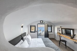 Hypo-allergenic bedding, minibar, in-room safe, individually decorated - Pearl of Caldera Oia Boutique Hotel (Santorini)