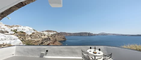 Grand Split Level Suite, Indoor Hot Tub, Caldera View | Balcony