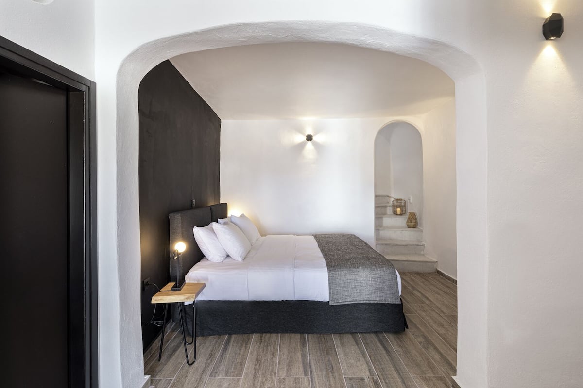 Honeymoon Suite (Indoor Hot Tub, Caldera View)