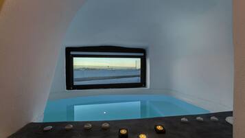 Grand Split Level Suite, Indoor Hot Tub, Caldera View | Bathtub spa pribadi