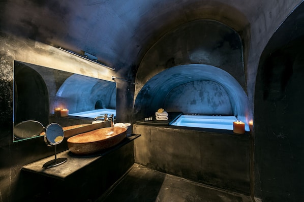 Honeymoon Suite (Indoor Hot Tub, Caldera View) | Private spa tub - Pearl of Caldera Oia Boutique Hotel (Santorini)