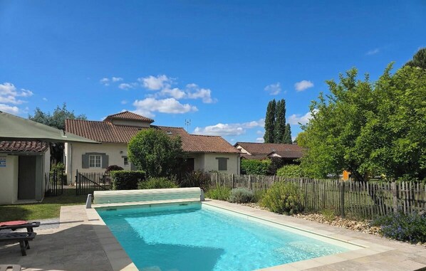 A residential property with a swimming pool, a fenced yard, and houses with tiled roofs. - Birdsong: Private Pool, Wifi, Pets Welcome, Garden (Chancelade)