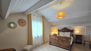 A bedroom with a wooden bed, two bedside lamps, a mirror, and a window with curtains. - Birdsong: Private Pool, Wifi, Pets Welcome, Garden (Chancelade)