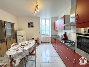 Fridge, microwave, oven, dishwasher - Holiday home in Dordogne with shared pool and pets allowed (Calviac-en-Périgord)