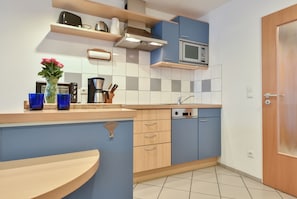 Réfrigérateur, micro-ondes, plaque de cuisson, lave-vaisselle
