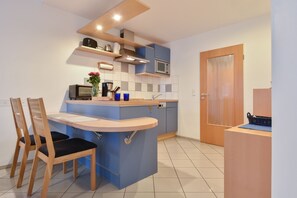 Réfrigérateur, micro-ondes, plaque de cuisson, lave-vaisselle