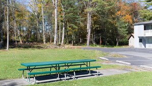 Outdoor dining - Night Lodge Pocono/bartonsville (Bartonsville)