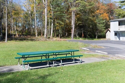 Night Lodge Pocono/bartonsville