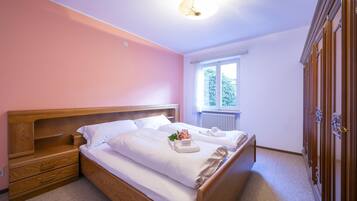 Family Apartment, 2 Bedrooms (Casa Salogni) | 2 bedrooms, iron/ironing board, bed sheets