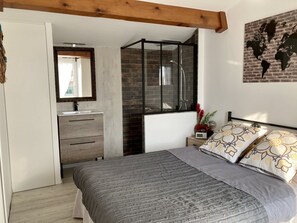 3 chambres, fer et planche à repasser, lit de bébé portatif