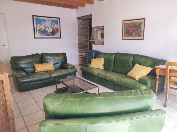 Fernseher, Kamin, DVD-Player, Bücher