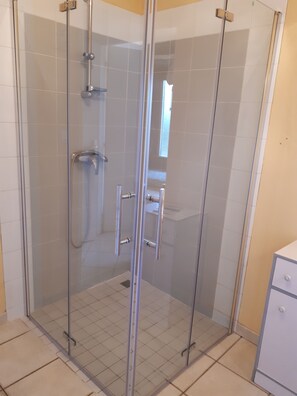 Badewanne, Haartrockner, Handtücher, Toilettenpapier