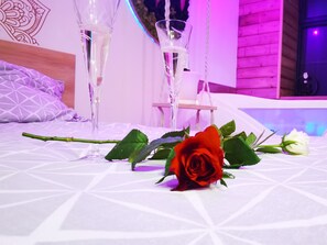 1 bedroom, free WiFi, bed sheets - L'éden: private Jacuzzi (Brie-Comte-Robert)