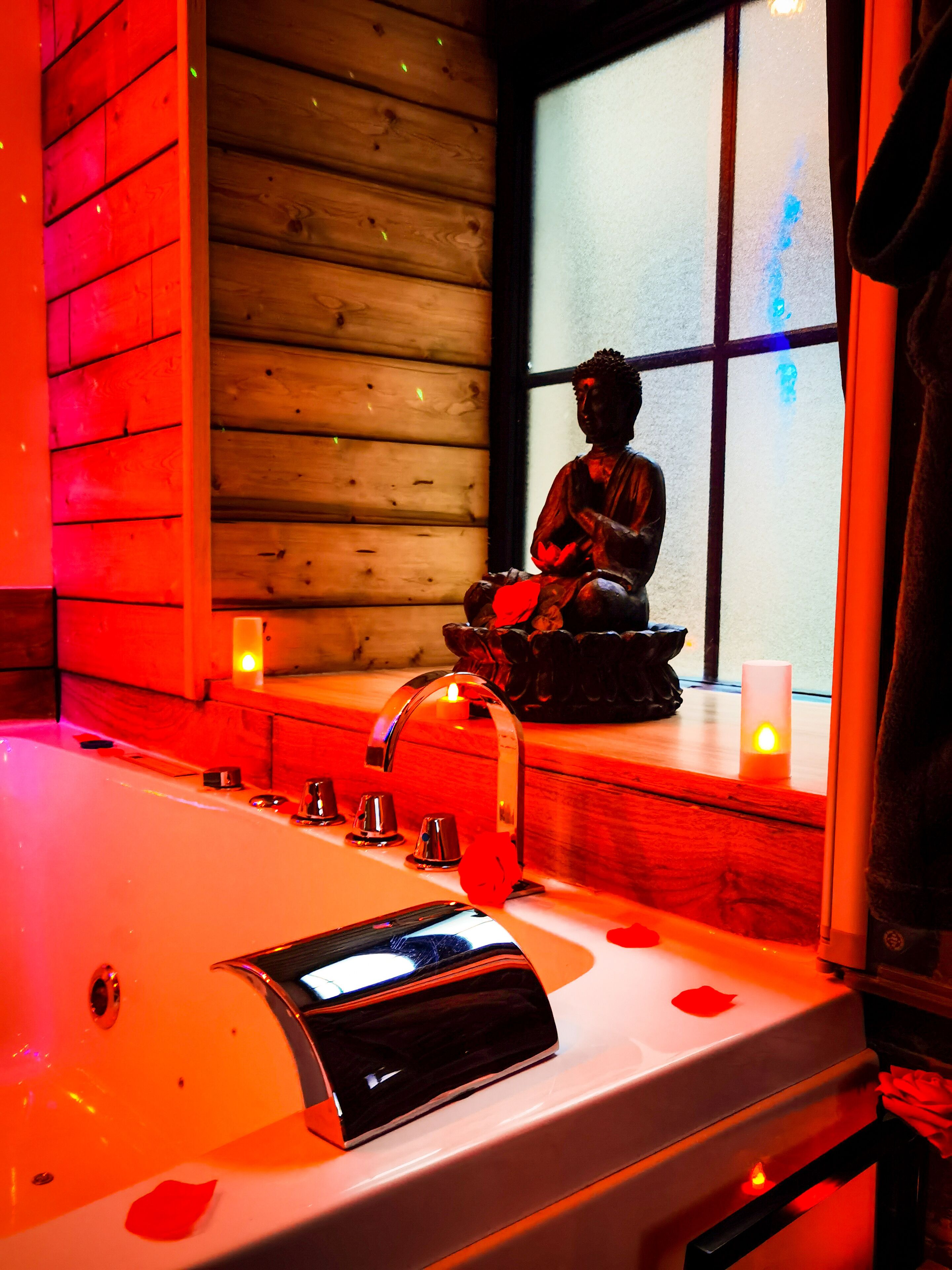 Ensemble douche/baignoire, sèche-cheveux, serviettes fournies, savon