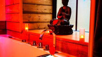 Een bad/douchecombinatie, een haardroger, handdoeken, zeep