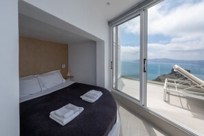 Deluxe tweepersoonskamer, 1 tweepersoonsbed, uitzicht op zee | Een kluis op de kamer, individueel gedecoreerd, individueel gemeubileerd