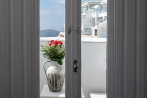 Junior Double Room, 1 Double Bed, Sea View | In-room safe, individually decorated, individually furnished - Anemos Cave Suites (Santorini)