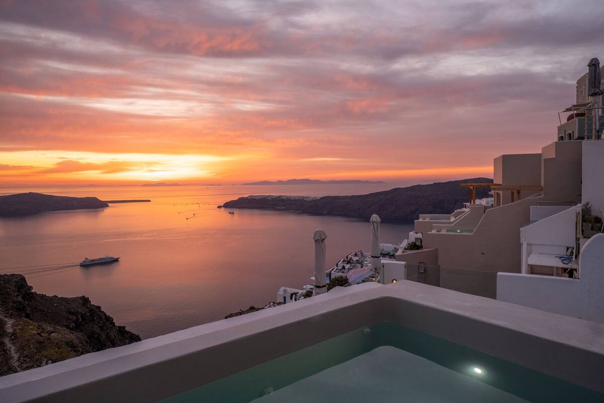 Vista al atardecer desde un hotel con piscina, con vista a un mar tranquilo y a islas distantes.