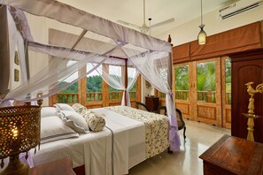 5 bedrooms, in-room safe, desk, iron/ironing board
