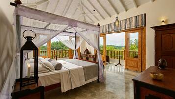 5 chambres, coffres-forts dans les chambres, bureau