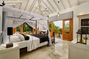 5 chambres, coffres-forts dans les chambres, bureau