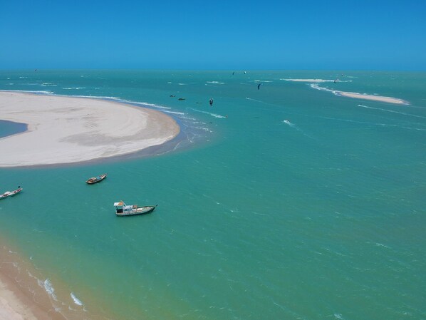 En la playa, arena blanca, traslado desde/hacia la playa gratis