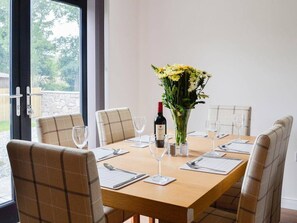 Cottage, plusieurs lits | Restauration dans la chambre