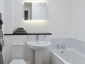 ChaumiÚre, Plusieurs lits | Salle de bain | Douche, baignoire profonde, séchoir à cheveux, serviettes fournies