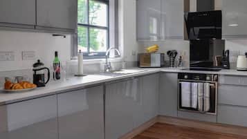 Huis, meerdere bedden | Privékeuken | Een koelkast, een magnetron, een oven, een kookplaat