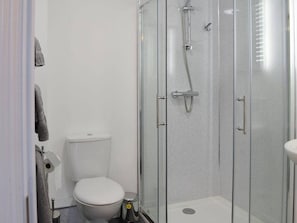 Une salle de bain moderne avec une douche à parois de verre, des toilettes et un lavabo.