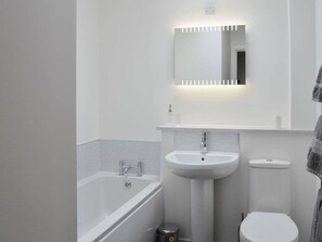 House, Multiple Beds | Bathroom | Shower, deep-soaking bathtub, hair dryer, towels - Stunning 3-bed Cottage in the Village of Tomintoul (Ballindalloch)