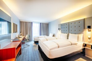 Standard Triple Room | In-room safe, blackout drapes, soundproofing, iron/ironing board - Premier Inn Frankfurt City Europaviertel (Frankfurt)