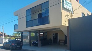 Vista frontal de la propiedad