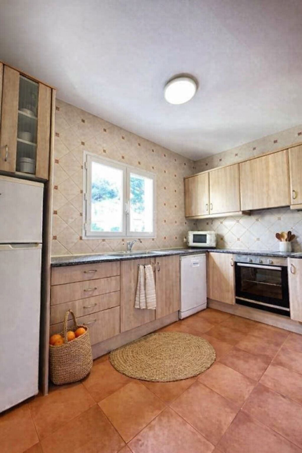 Fridge, cookware/dishes/utensils