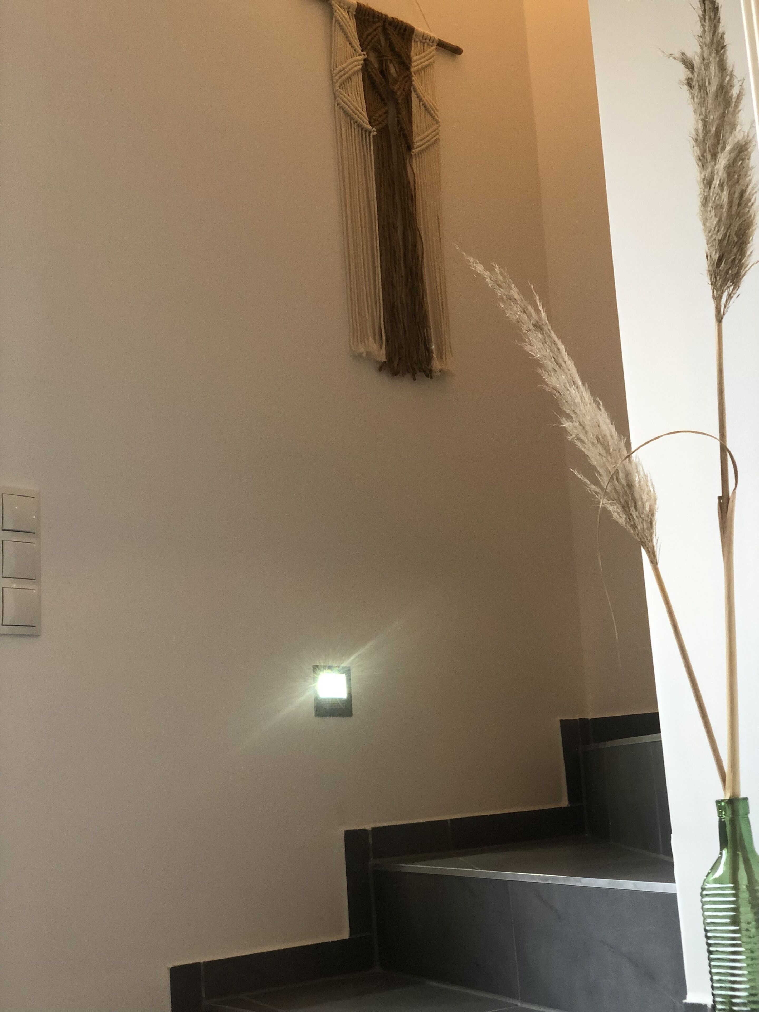 Flur mit Garderobe zum Schlafzimmer und Bad im Obergeschoss 