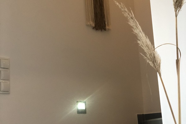 Flur mit Garderobe zum Schlafzimmer und Bad im Obergeschoss