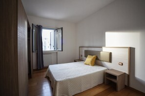 أسرّة قابلة للطي وملاءات أسرّة