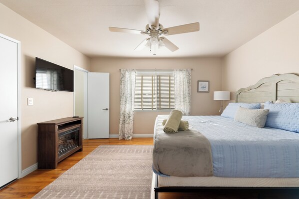 3 soverom, skrivebord, strykejern/-brett og reiseseng for barn