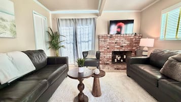 TV connectée, cheminée, jeux vidéo, livres