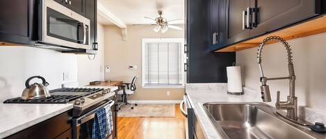 Een koelkast, een microgolfoven, een oven, een kookplaat