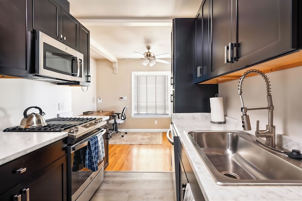 Frigorífico, microondas, horno y placa de cocina